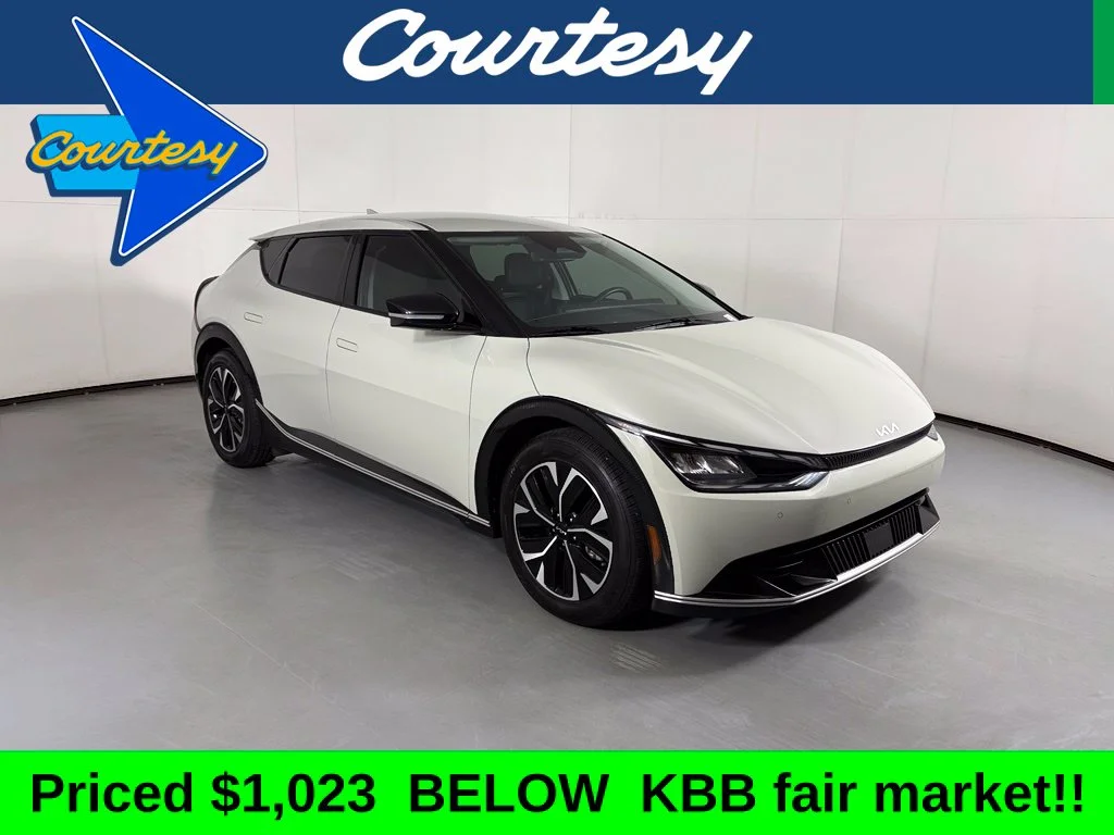 Used 2023 White Kia Wind image 1