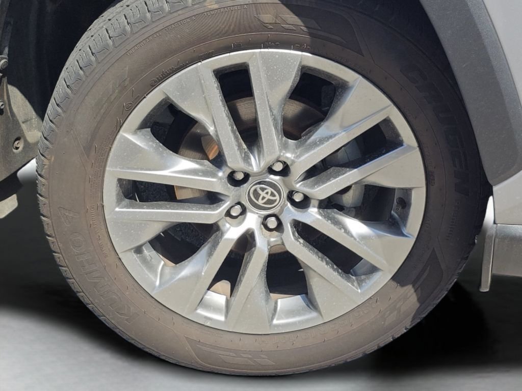 Used 2022 Silver Sky Metallic Toyota XLE Premium image 20