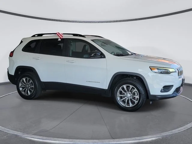 Used 2022 White Jeep Latitude Lux image 5