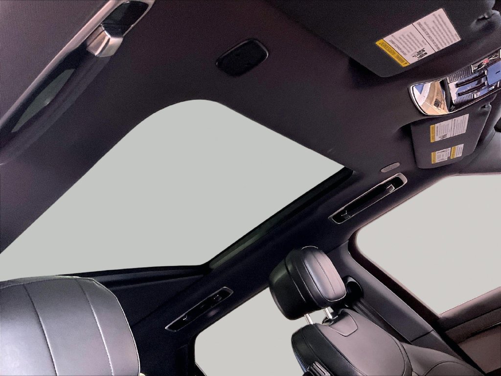 Used 2025 White Land Rover SE image 22