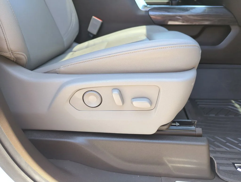 Used 2025 White Chevrolet LTZ image 37