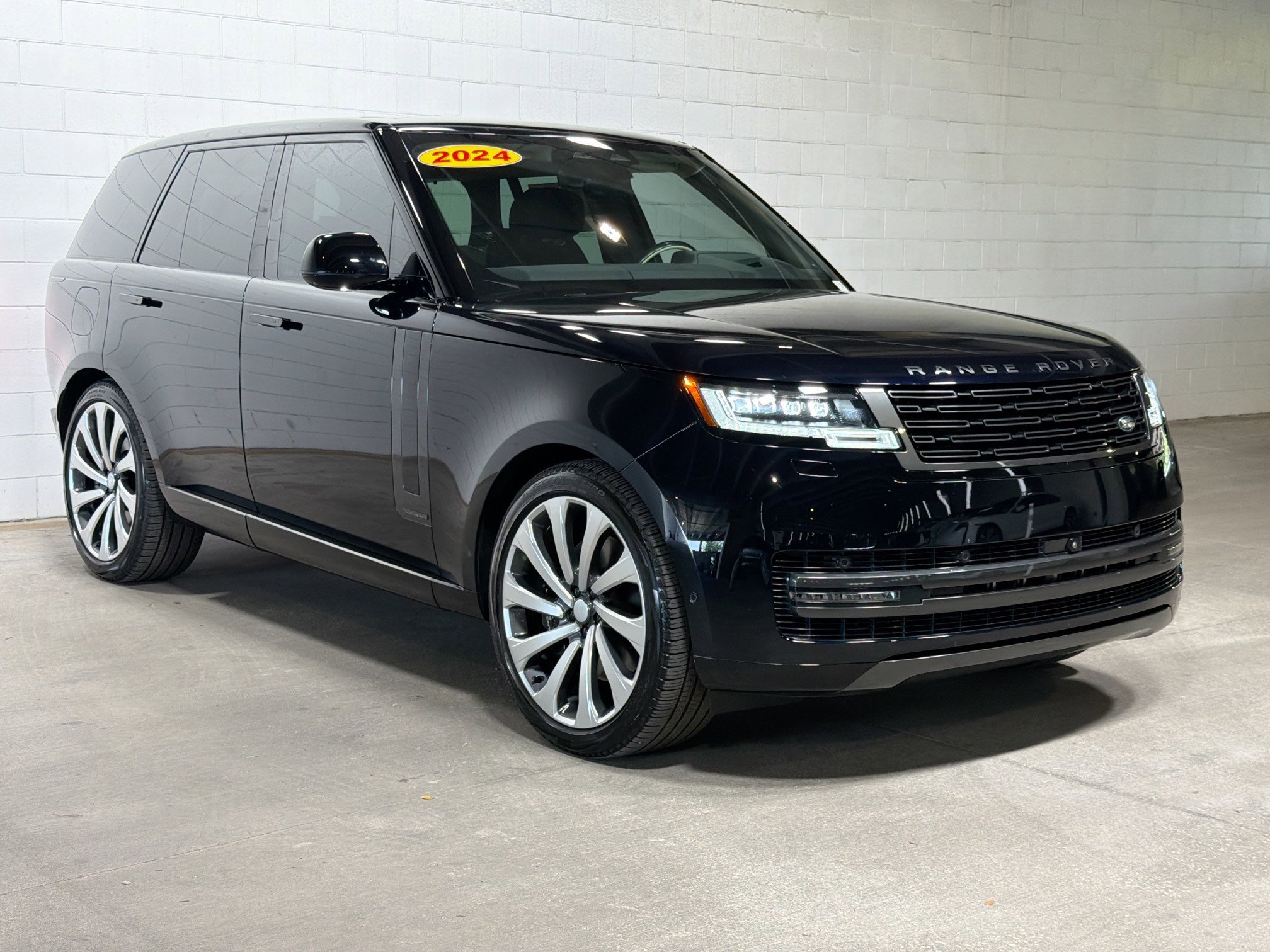 Used 2024 Ligurian Black SV Bespoke Ultra Metallic Sat Land Rover Autobiography image 6