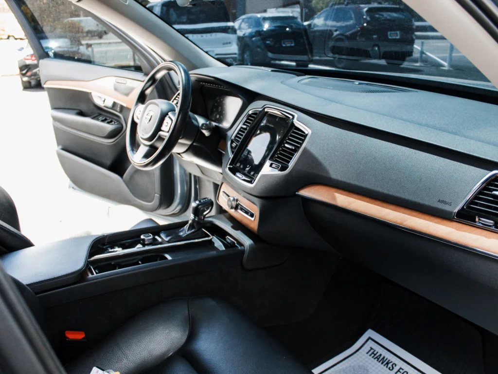 Used 2022 Thunder Grey Metallic Volvo Momentum image 28
