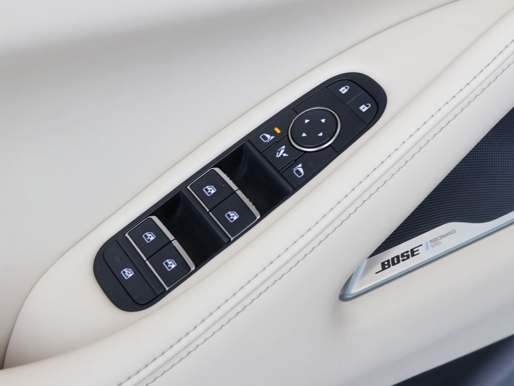 Used 2023 White INFINITI LUXE image 28