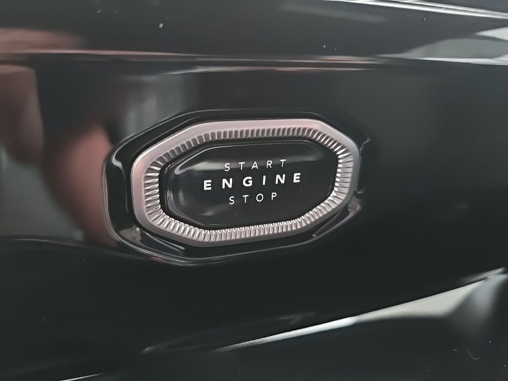 New 2026 Bright White Clear-Coat Exterior Paint Jeep Altitude image 60