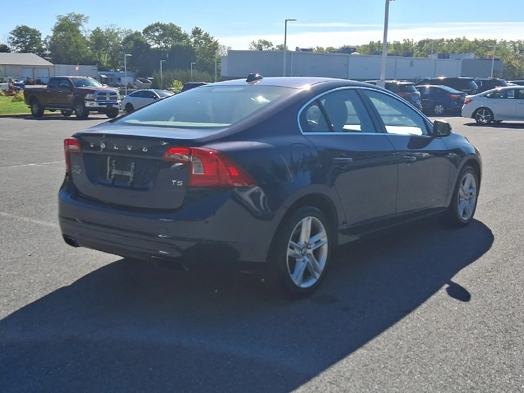 Used 2015 Blue Volvo T5 Premier image 4