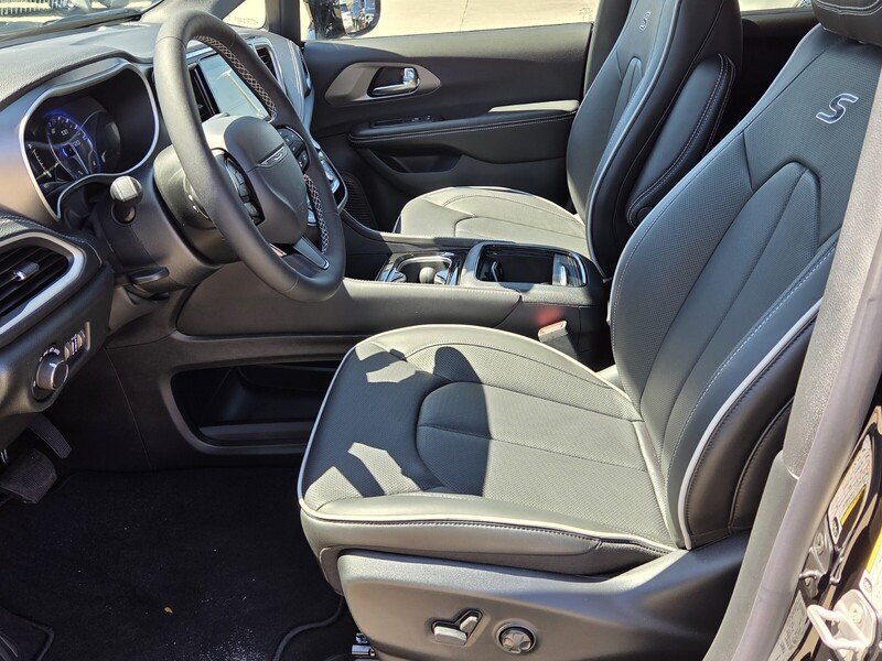 New 2027 Diamond Black Crystal Pearl-Coat Exterior Paint Chrysler LIMITED FWD image 9