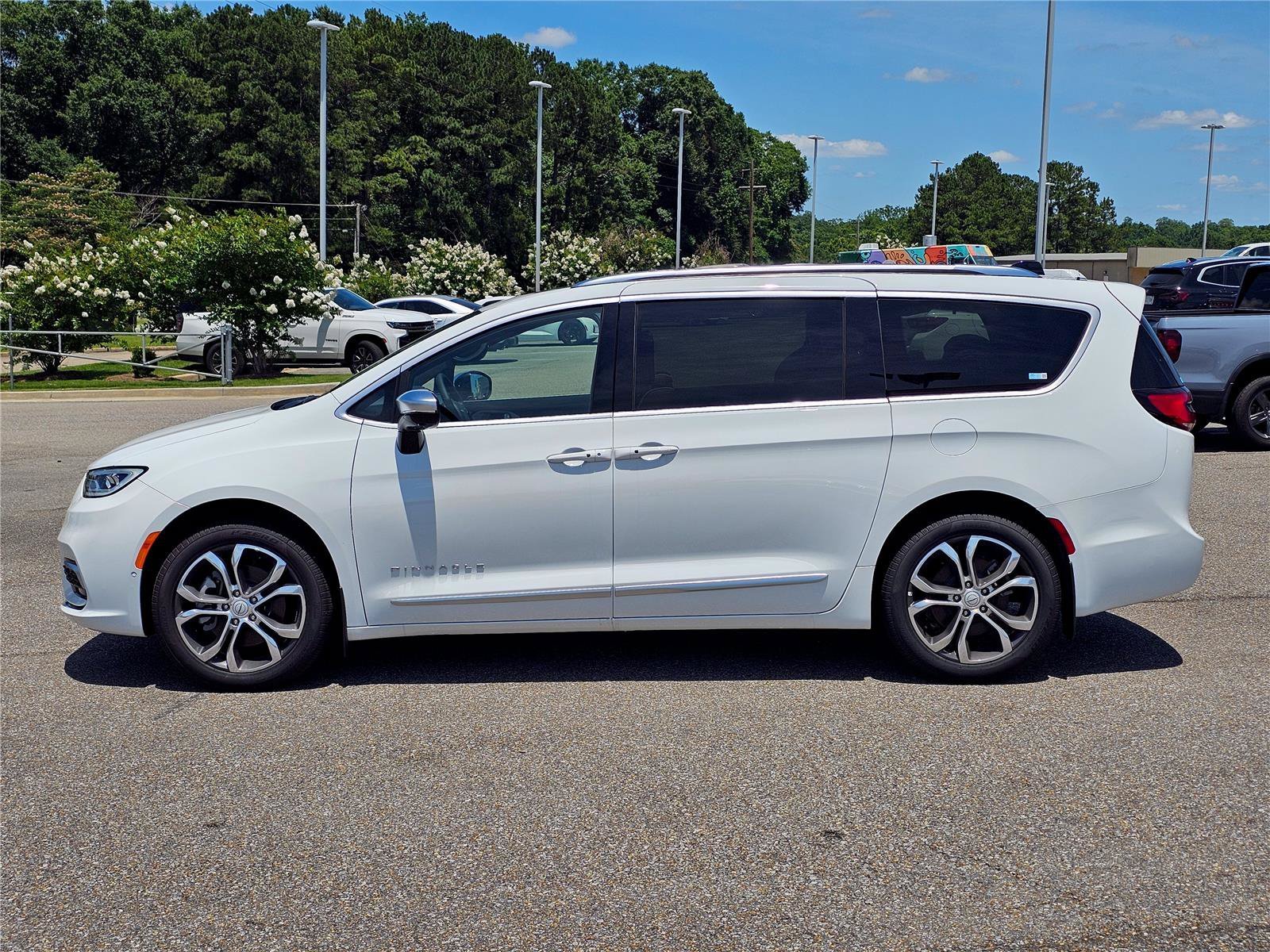 New 2026 Bright White Clearcoat Chrysler Pinnacle image 14
