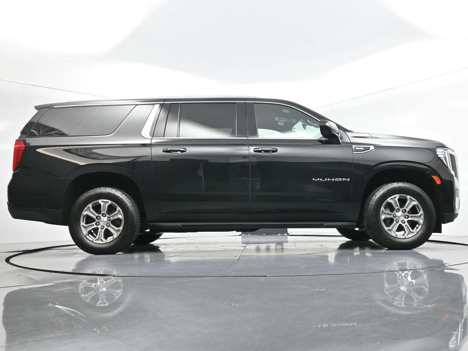 Used 2023 Onyx Black GMC SLE image 51