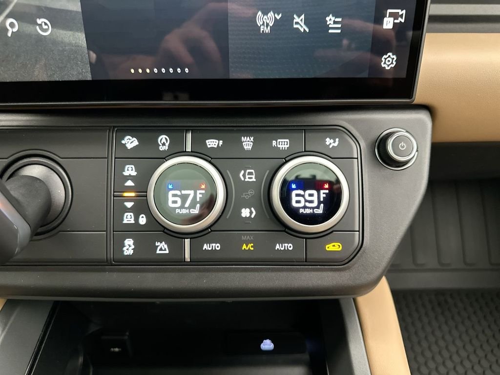 New 2026 Woolstone Green Land Rover X-Dynamic SE image 13