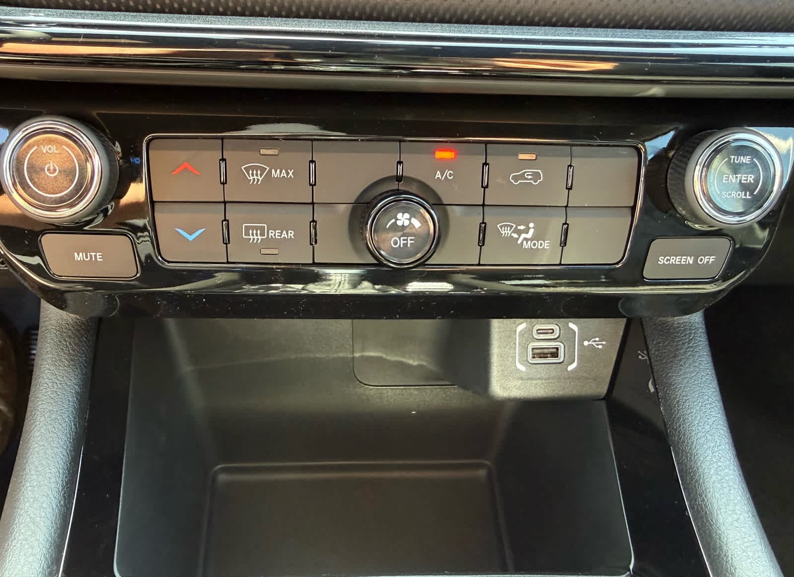 New 2026 Bright White Clearcoat Jeep Latitude Altitude image 23