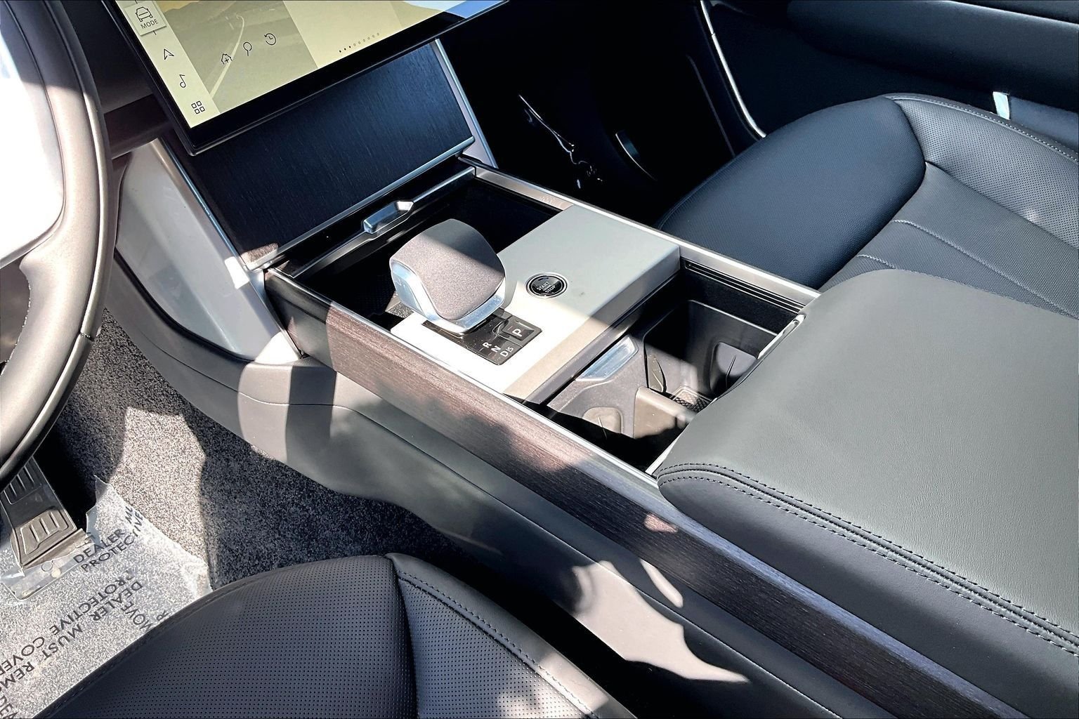New 2026 Santorini Black Land Rover SE image 8