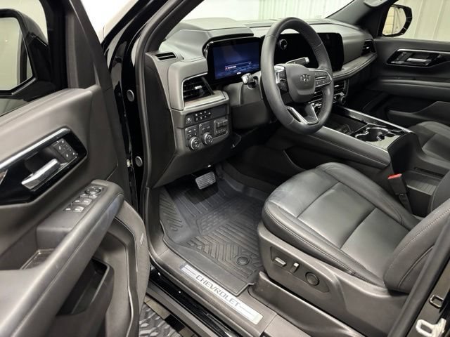 Used 2025 Black Chevrolet Z71 image 17