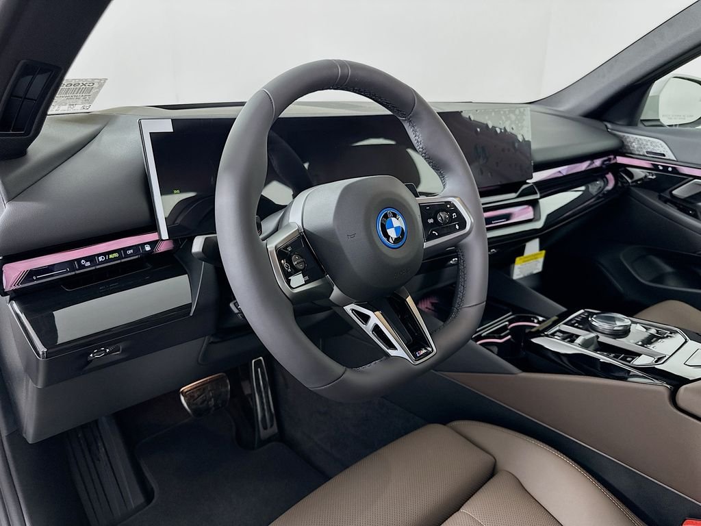 New 2027 Mineral White Metallic BMW 550e xDrive image 9