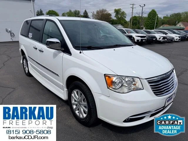 2016 Chrysler Town & Country Limited Platinum's photo