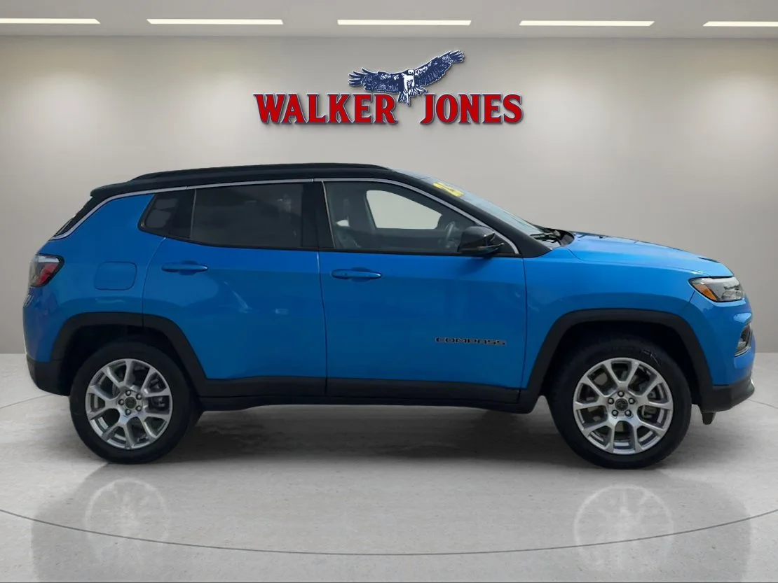Used 2025 Hydro Blue Pearlcoat Jeep Limited image 8