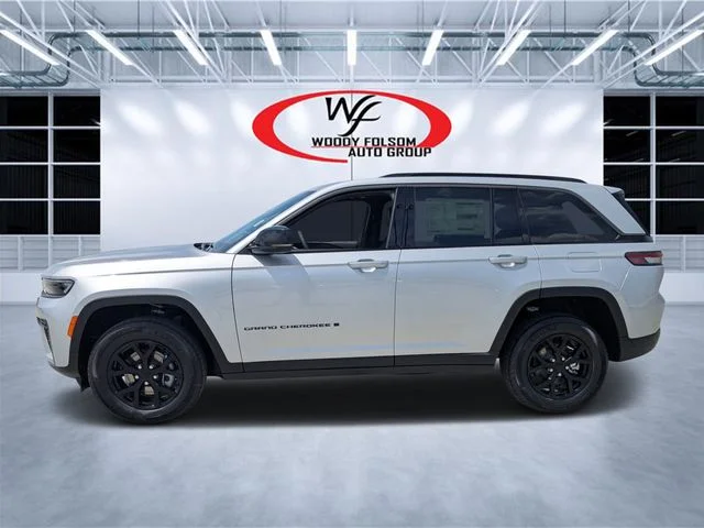 New 2026 Silver Zynith Exterior Paint Jeep Altitude image 6