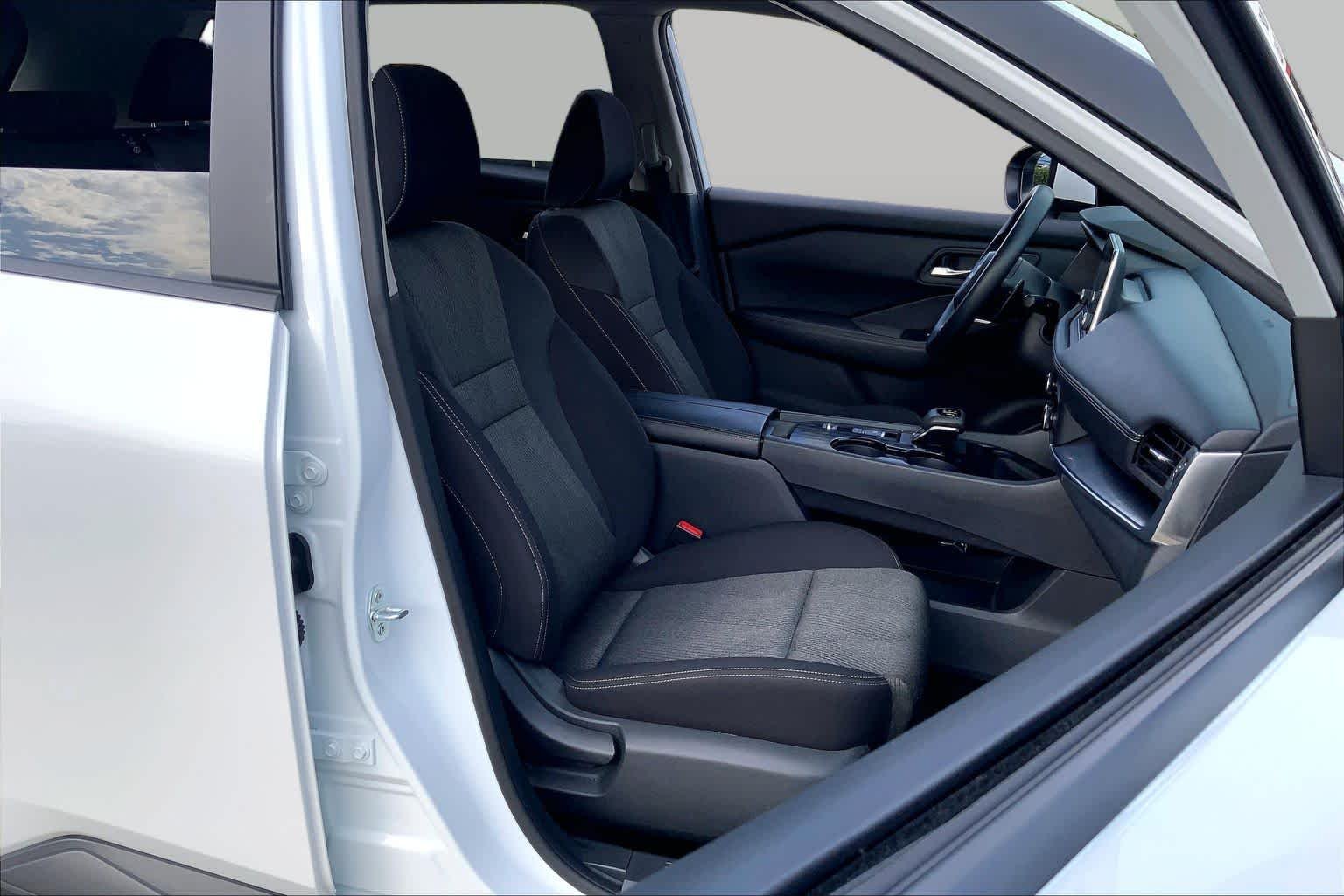 Used 2024 Everest White Pearl Nissan SV image 9