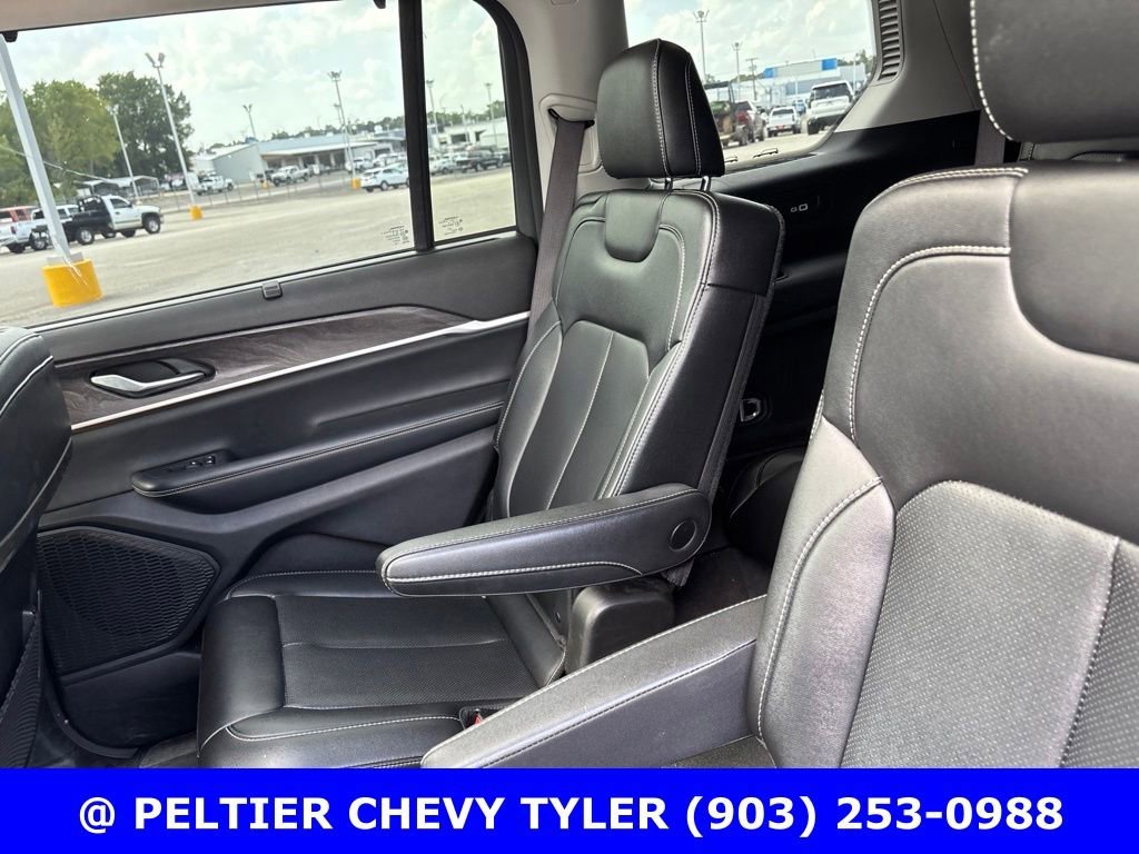 Used 2023  Jeep Limited image 21
