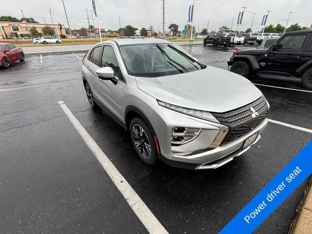 Used 2023 Silver Mitsubishi SE image 7