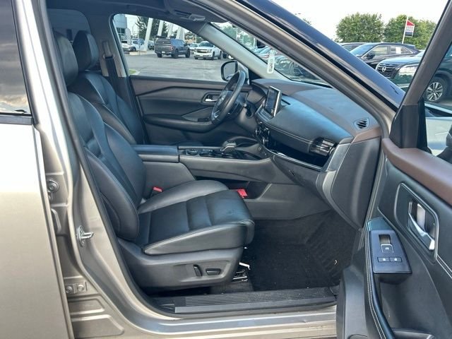 Used 2022 Champagne Silver Metallic Nissan SL image 11