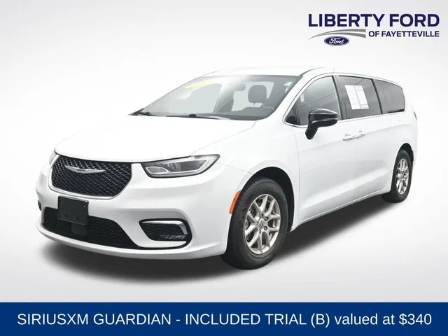 2025 Chrysler Pacifica Select's photo