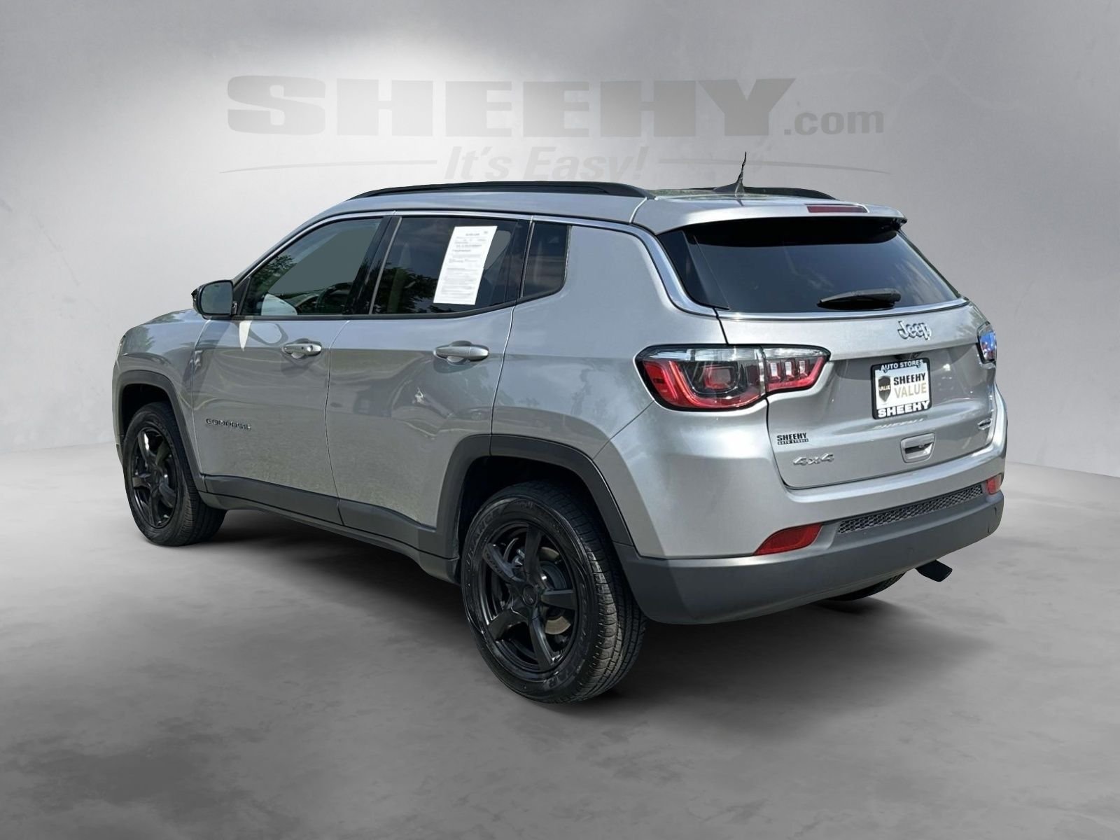 Used 2022 Silver Jeep Latitude image 14