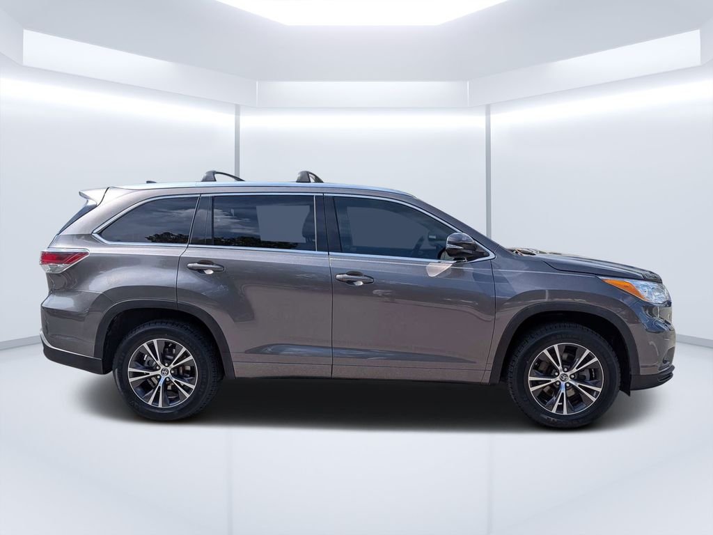 Used 2016 Gray Toyota XLE V6 image 2