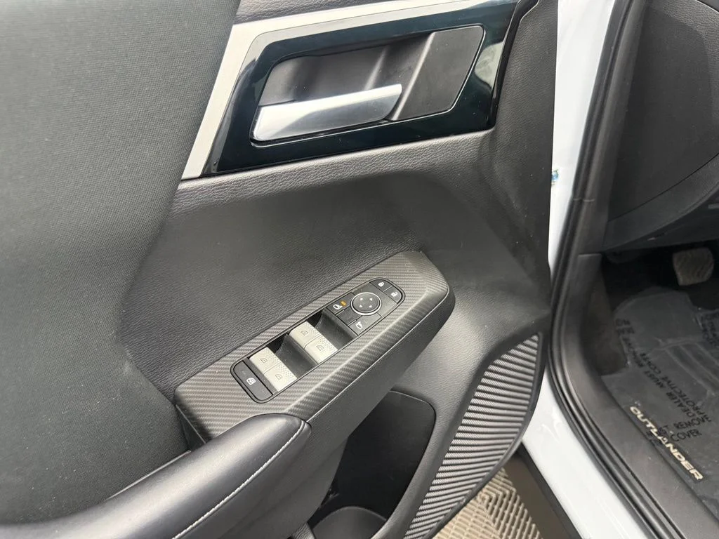 Used 2023  Mitsubishi ES image 17