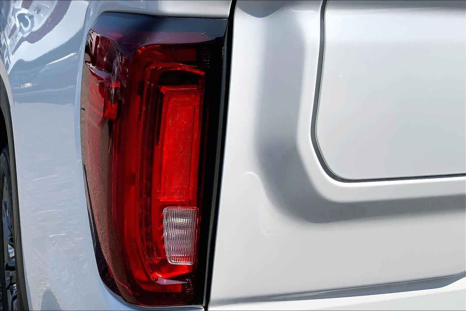 Used 2025 White Frost Tricoat GMC Denali Ultimate image 28