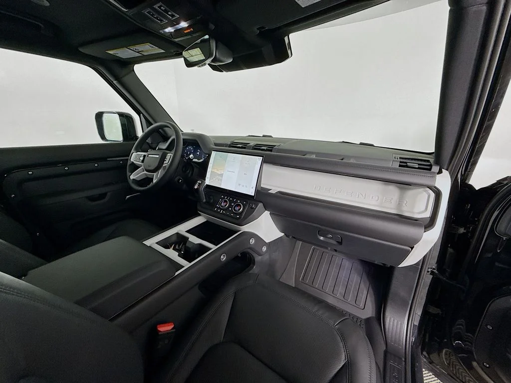New 2026 Santorini Black Metallic Land Rover X-Dynamic SE image 32