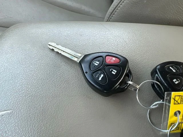 Used 2010  Toyota LE image 14