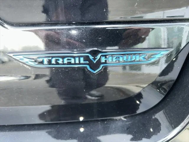 New 2024 Diamond Black Crystal Pearl-Coat Exterior Paint Jeep Trailhawk image 22