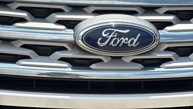 Used 2018 White Ford Limited image 3