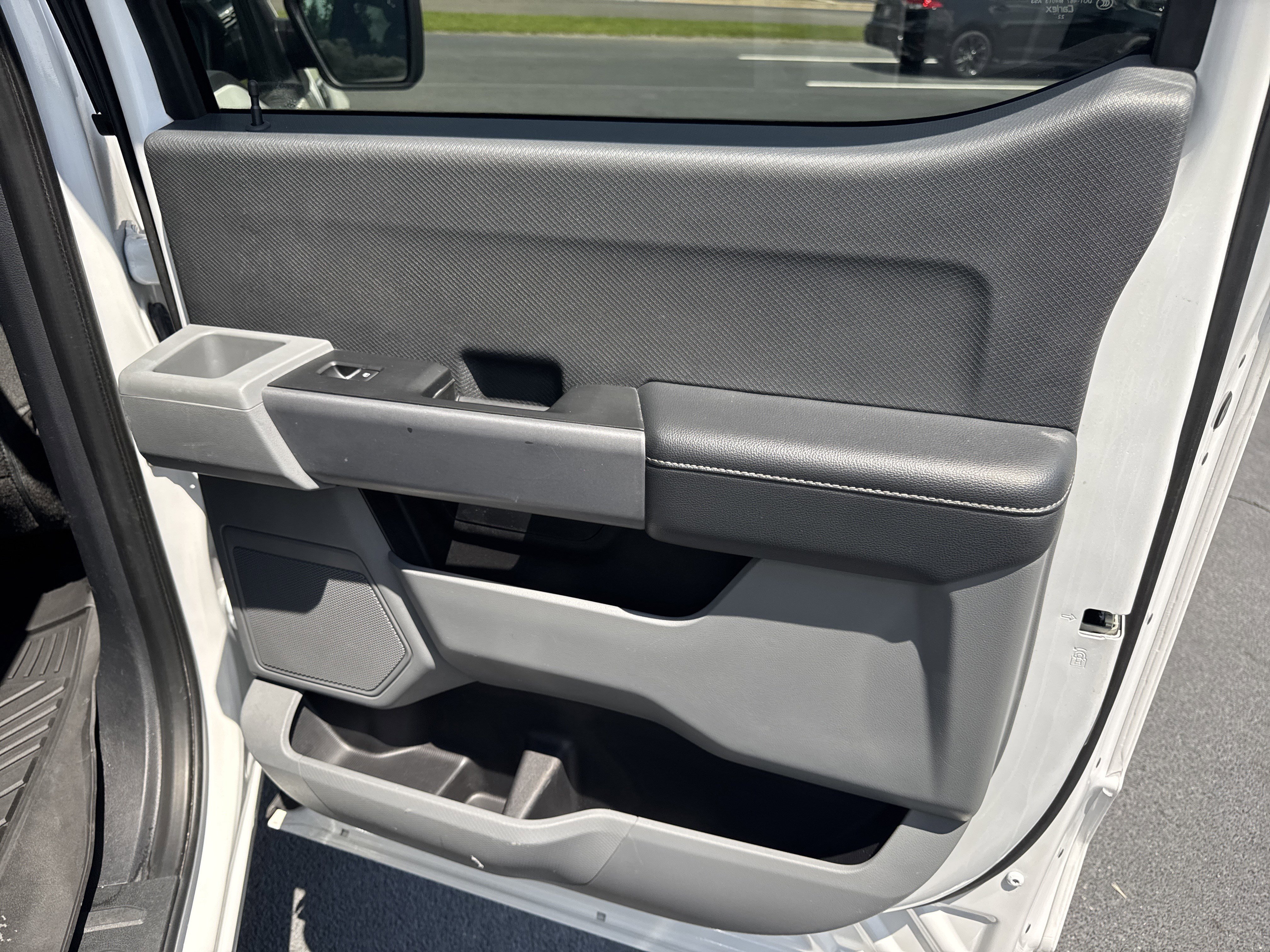 Used 2023 Oxford White Ford XLT image 31
