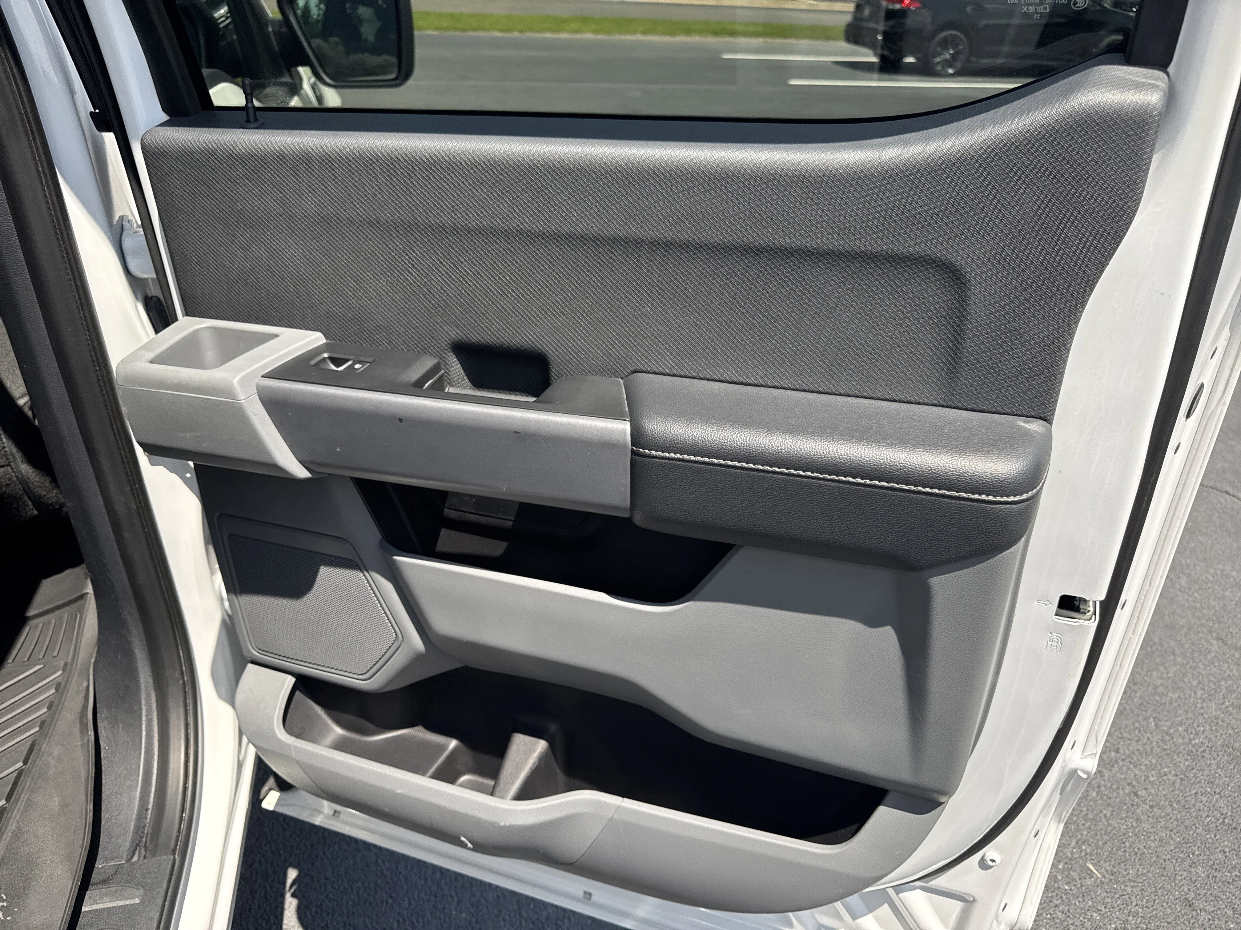 Used 2023 Oxford White Ford XLT image 31