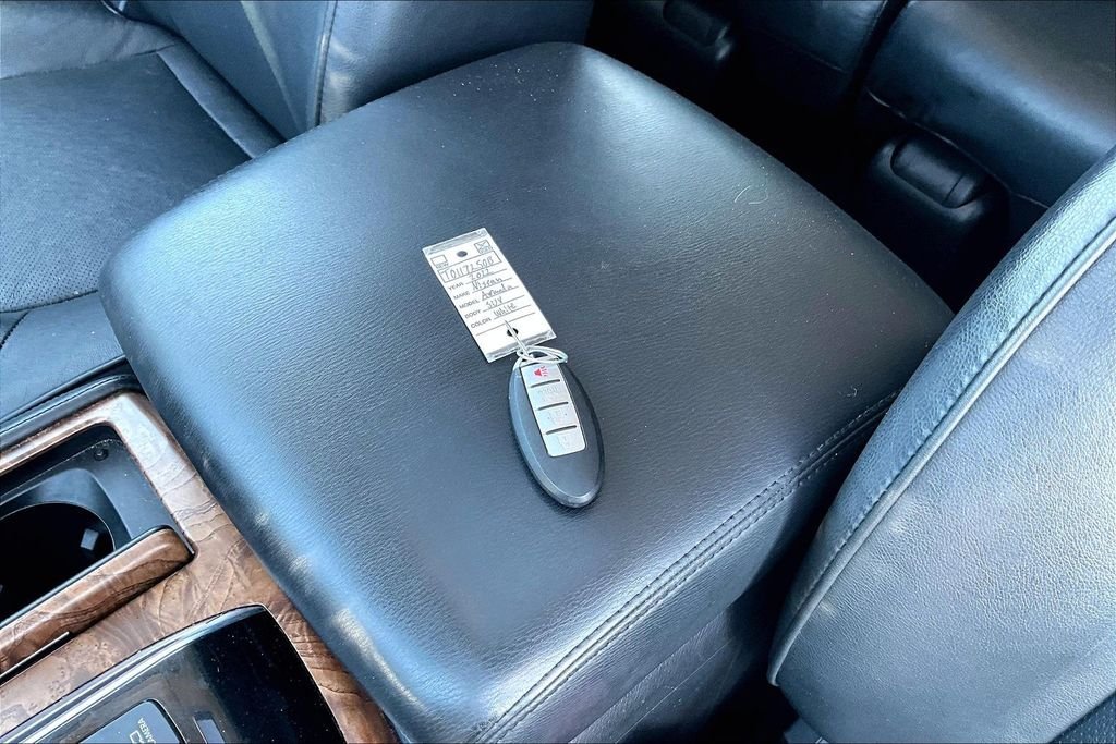Used 2022 White Nissan SL image 10
