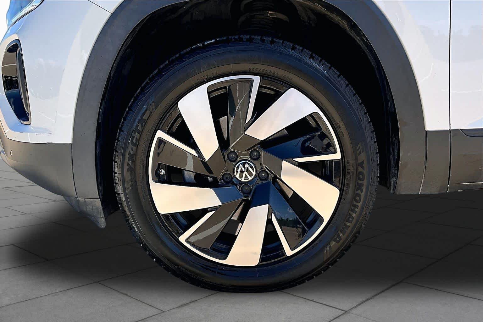 Used 2024 Pure White Volkswagen 2.0T SE w/Technology image 11