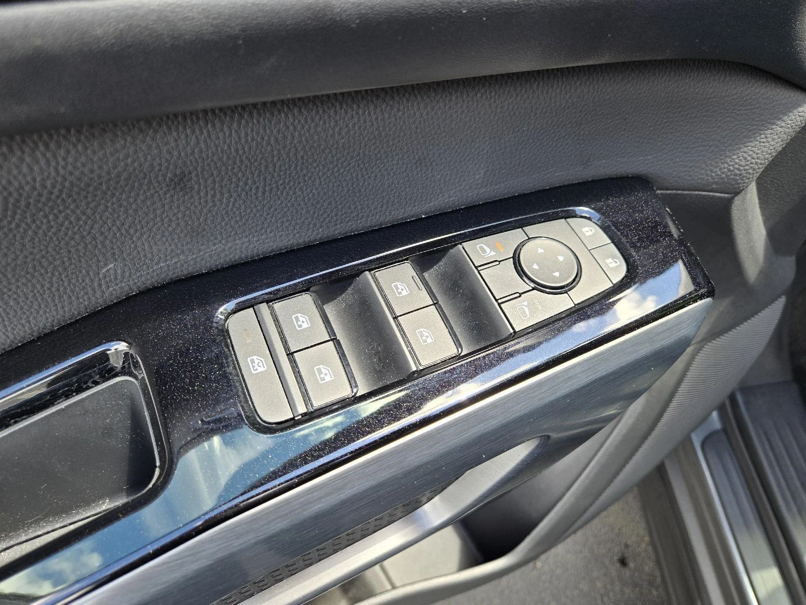 Used 2025 Gun Metallic Nissan SL image 15
