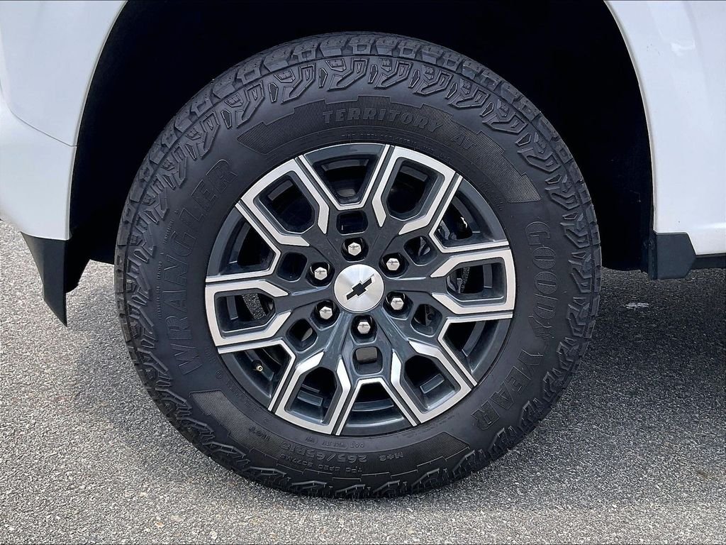 Used 2024 Summit White Chevrolet Z71 image 7