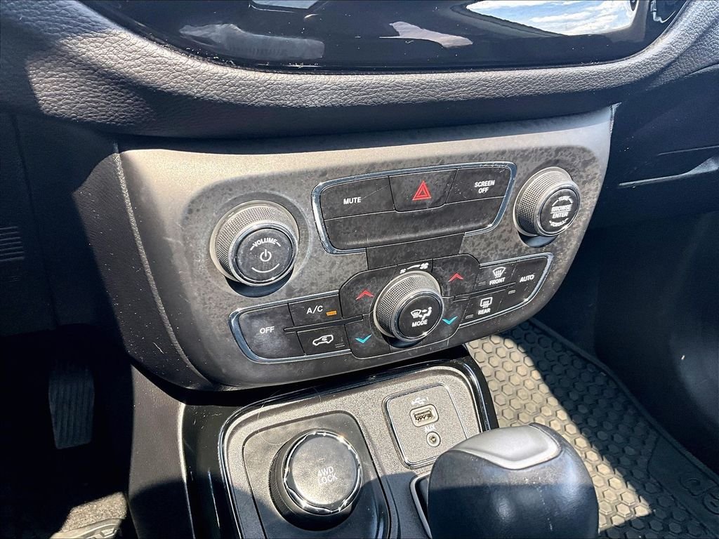 Used 2019 White Jeep Latitude image 26