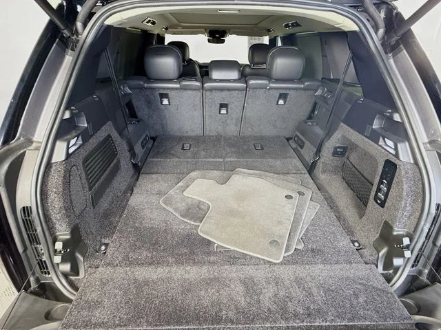 Used 2025 Gray Land Rover SE image 28