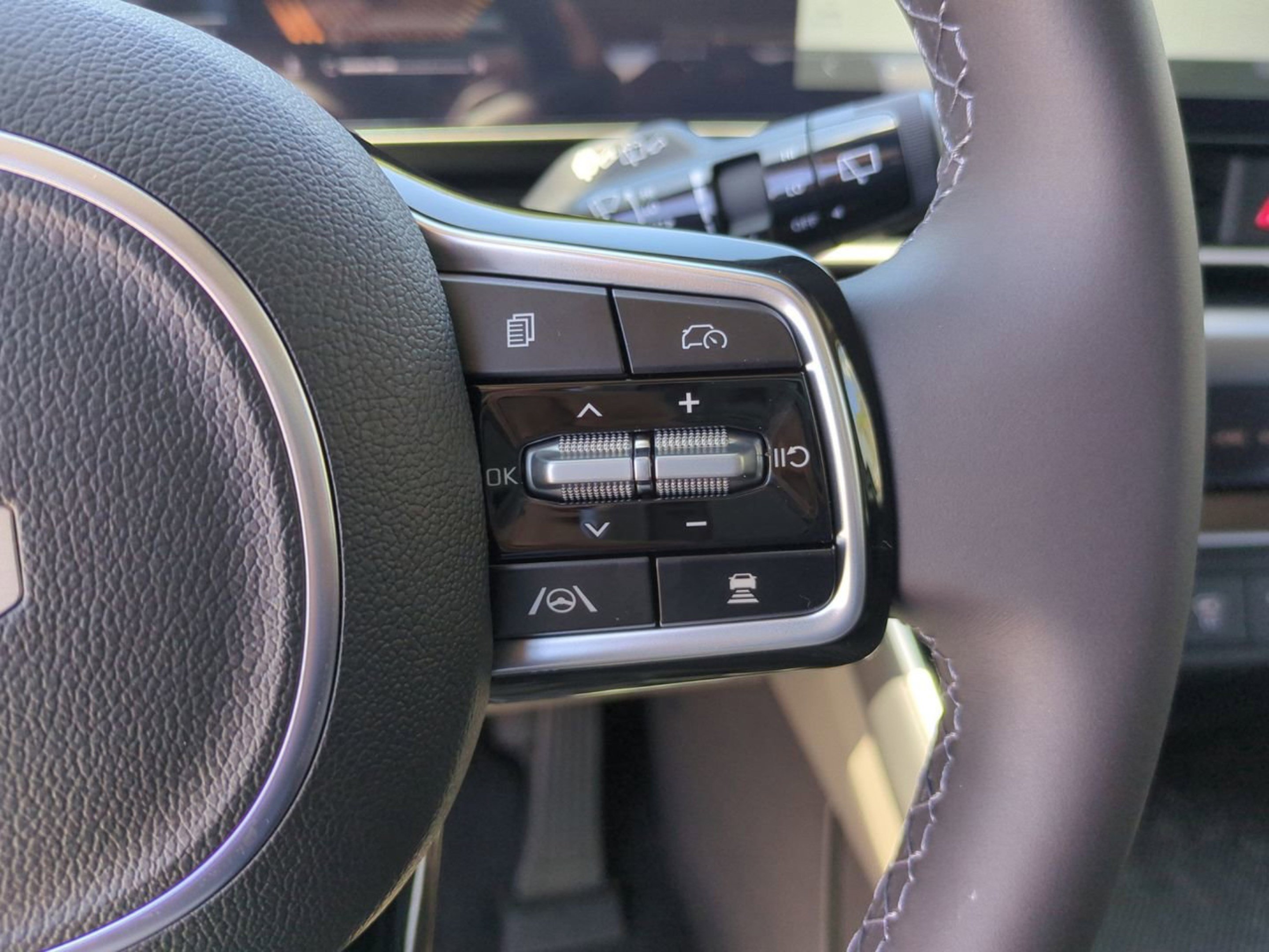 Certified Used 2026 Snow White Pearl Kia LXS image 31