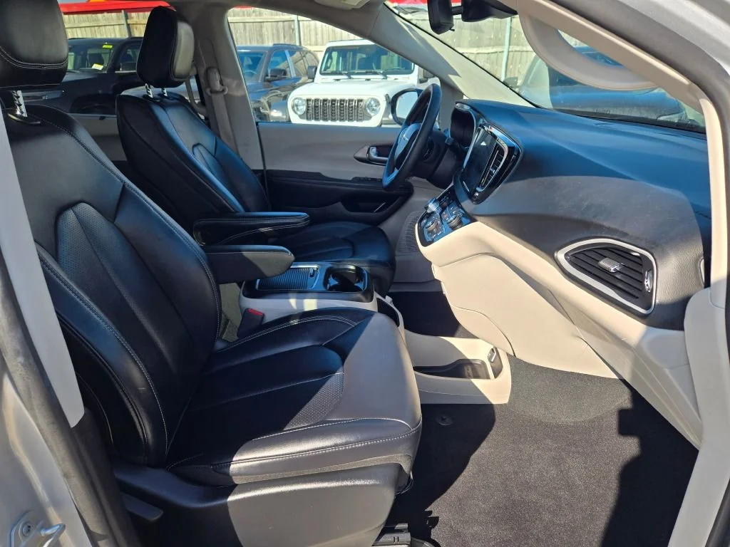 Used 2024 Silver Chrysler Touring L image 5