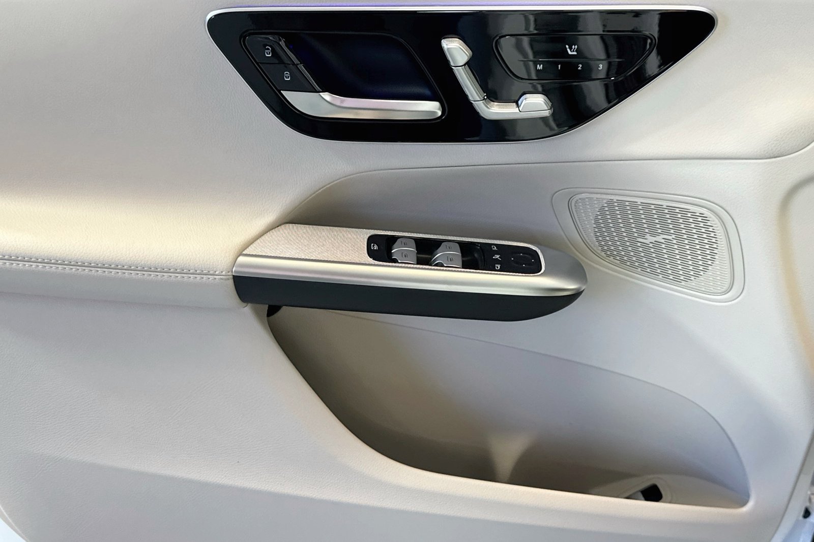 New 2026 Polar White Mercedes-Benz GLC 300 image 16