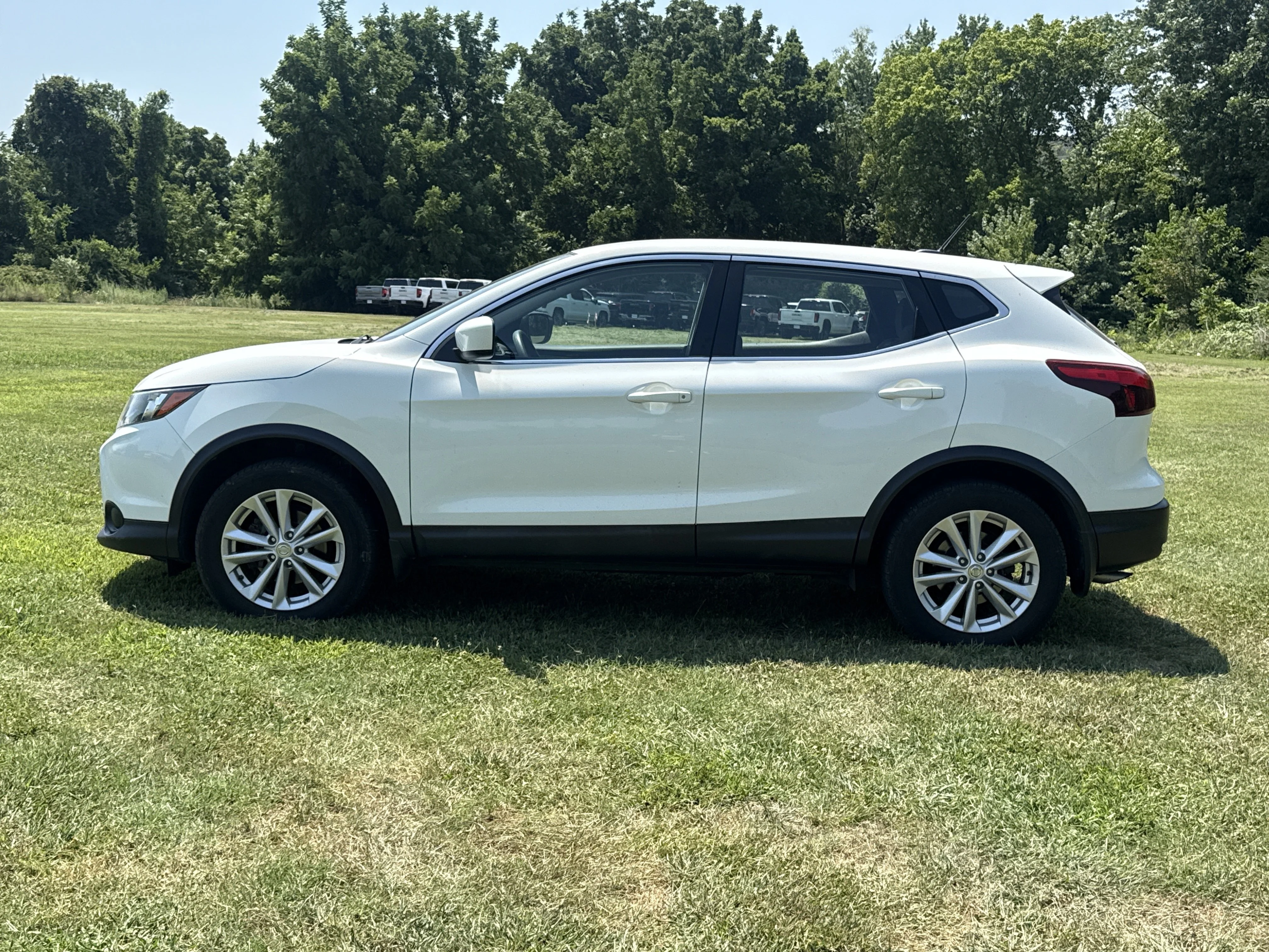 Used 2017 Glacier White Nissan S image 3