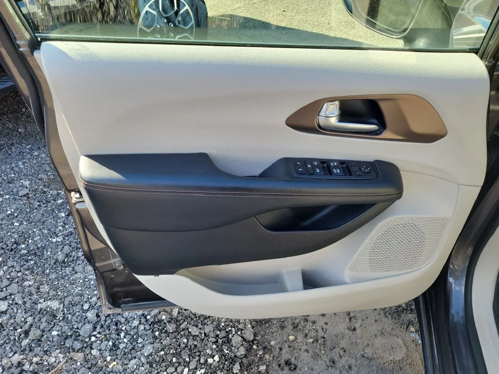 Used 2018 Gray Chrysler Touring L image 20