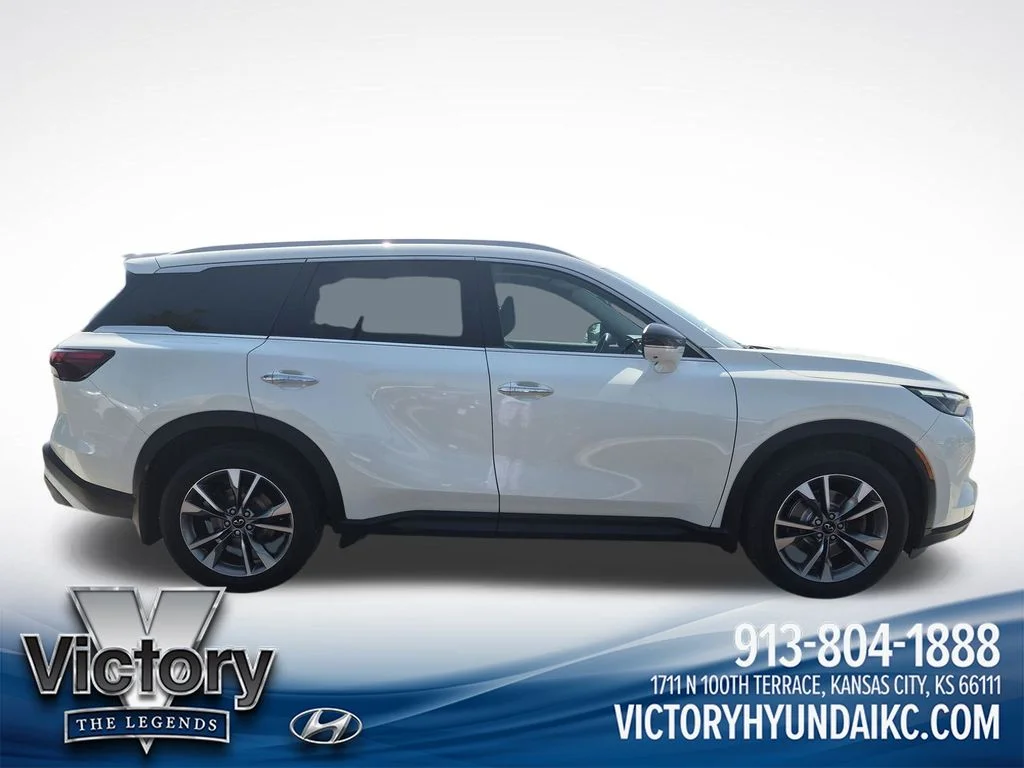 Used 2022 White INFINITI LUXE image 6