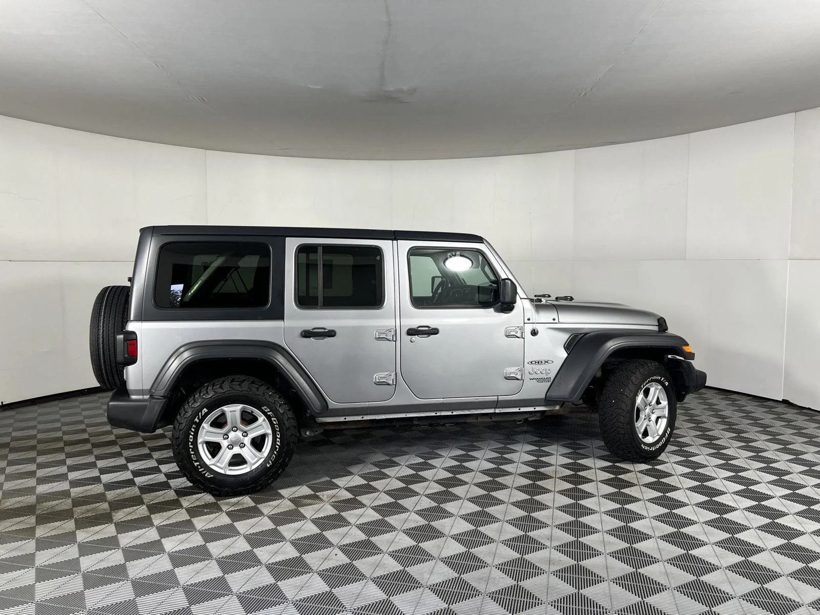 Used 2018 Billet Silver Metallic Clearcoat Jeep Sport S image 8