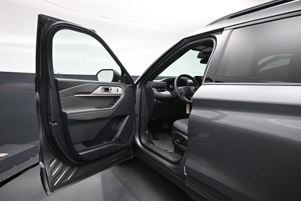 New 2027 Carbonized Gray Metallic Ford Active image 8